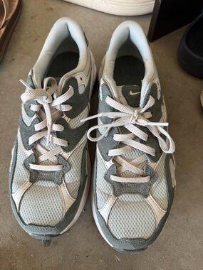 Nike Green and White Mesh Athletic Sneakers (Women’s Size 8)